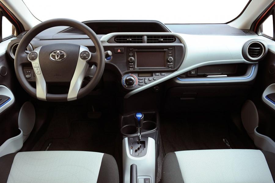  Toyota Prius C 2012 года  (фото 60 из 87)